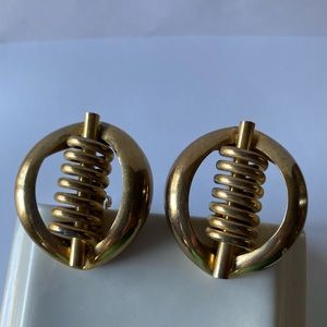 VINTAGE Pretty gold oval clip-on earrings, Size: 1.5”H x 1 1/4”W